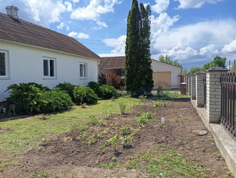Продам будинок з жилою Газифікованою Літнею кухнею 3 гаражам