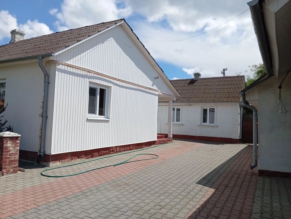 Продам будинок з жилою Газифікованою Літнею кухнею 3 гаражам