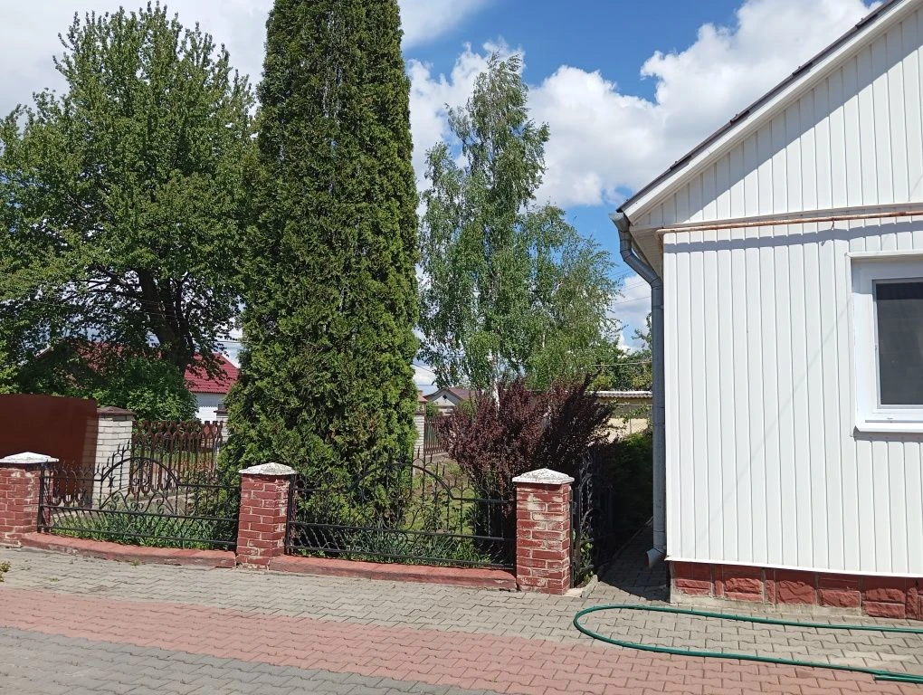 Продам будинок з жилою Газифікованою Літнею кухнею 3 гаражам