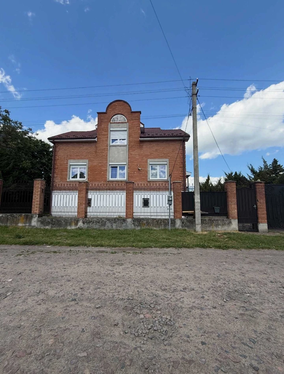 продаж двоповерхового будинку з басейном і сауною у Любомлі