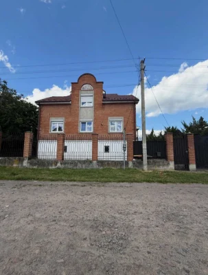 продаж двоповерхового будинку з басейном і сауною у Любомлі