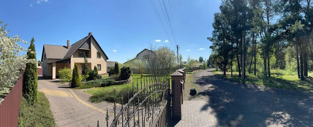 Двох поверховий сучасний будинок в затишному місці