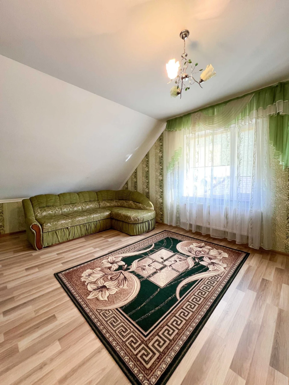 Продається двоповерховий будинок. Район хлібзаводу