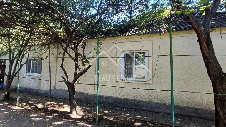 Продаж будинку в м. Апостолове з гаражем , кухня 11,3 зал ,