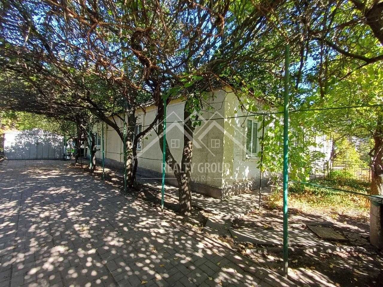 Продаж будинку в м. Апостолове з гаражем , кухня 11,3 зал ,