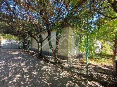 Продаж будинку в м. Апостолове з гаражем , кухня 11,3 зал ,