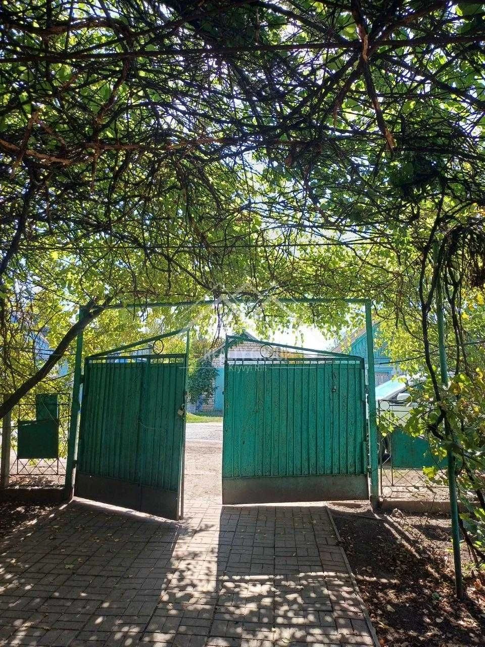 Продаж будинку в м. Апостолове з гаражем , кухня 11,3 зал ,