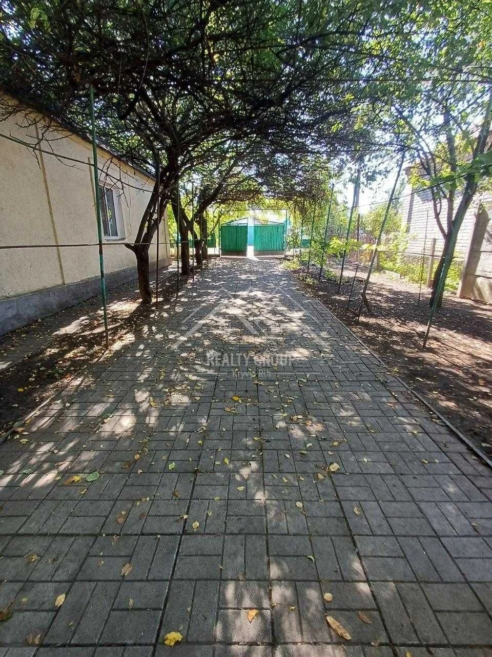 Продаж будинку в м. Апостолове з гаражем , кухня 11,3 зал ,