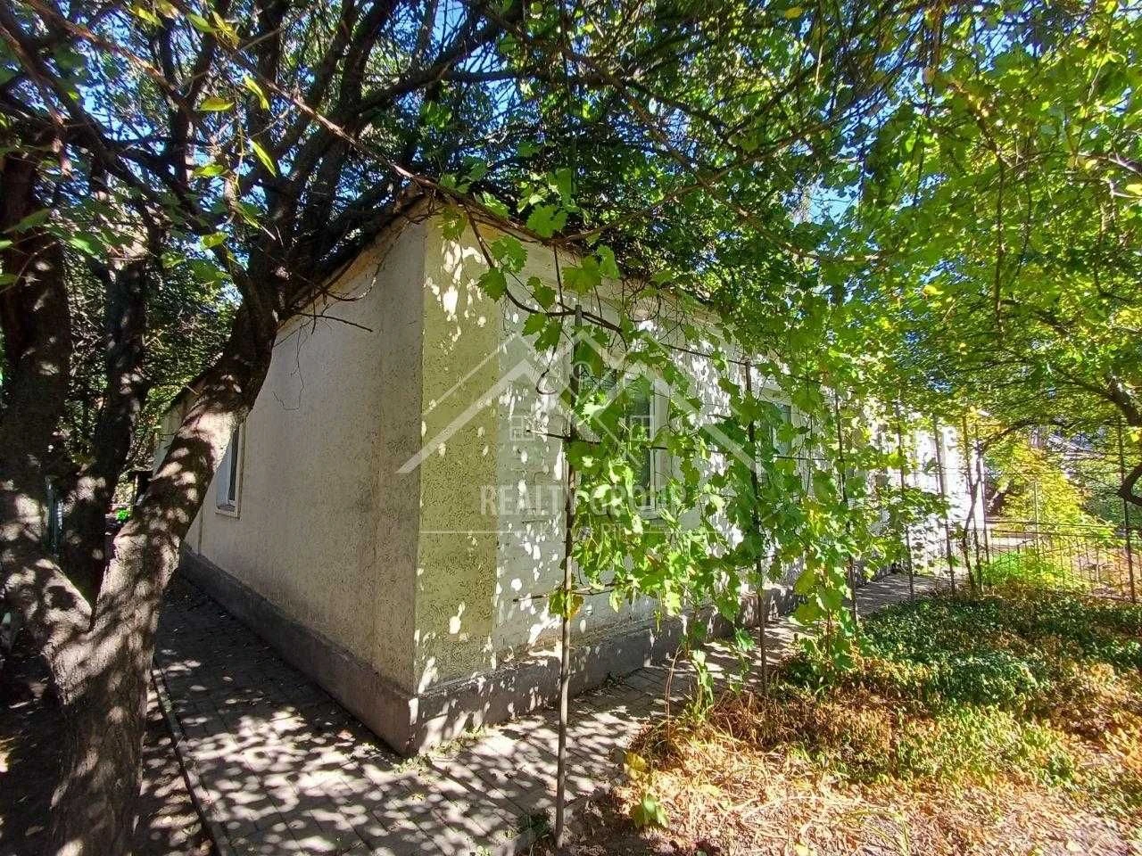 Продаж будинку в м. Апостолове з гаражем , кухня 11,3 зал ,