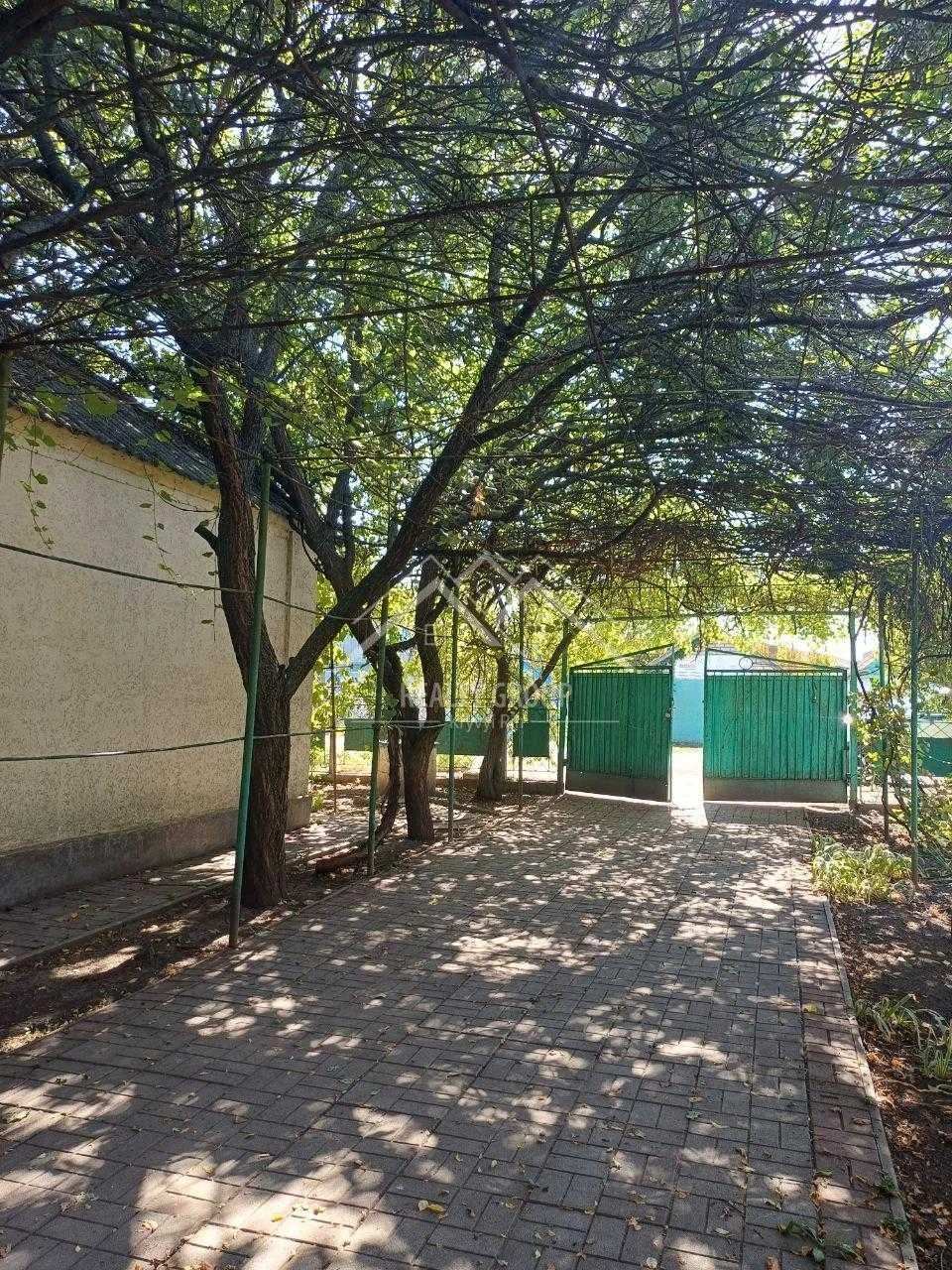Продаж будинку в м. Апостолове з гаражем , кухня 11,3 зал ,