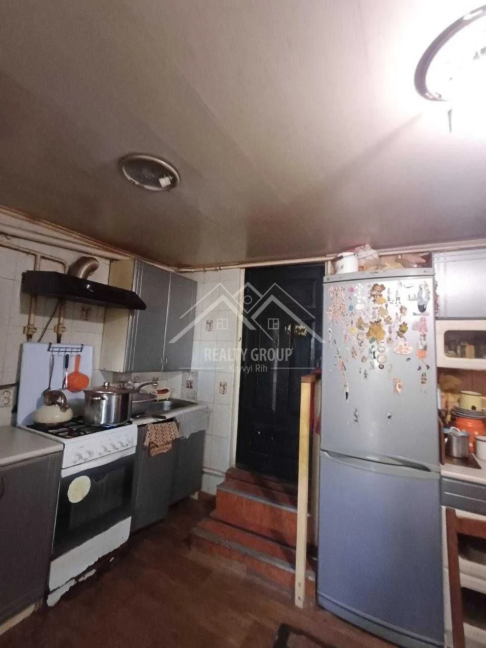 Продаж будинку в м. Апостолове з гаражем , кухня 11,3 зал ,