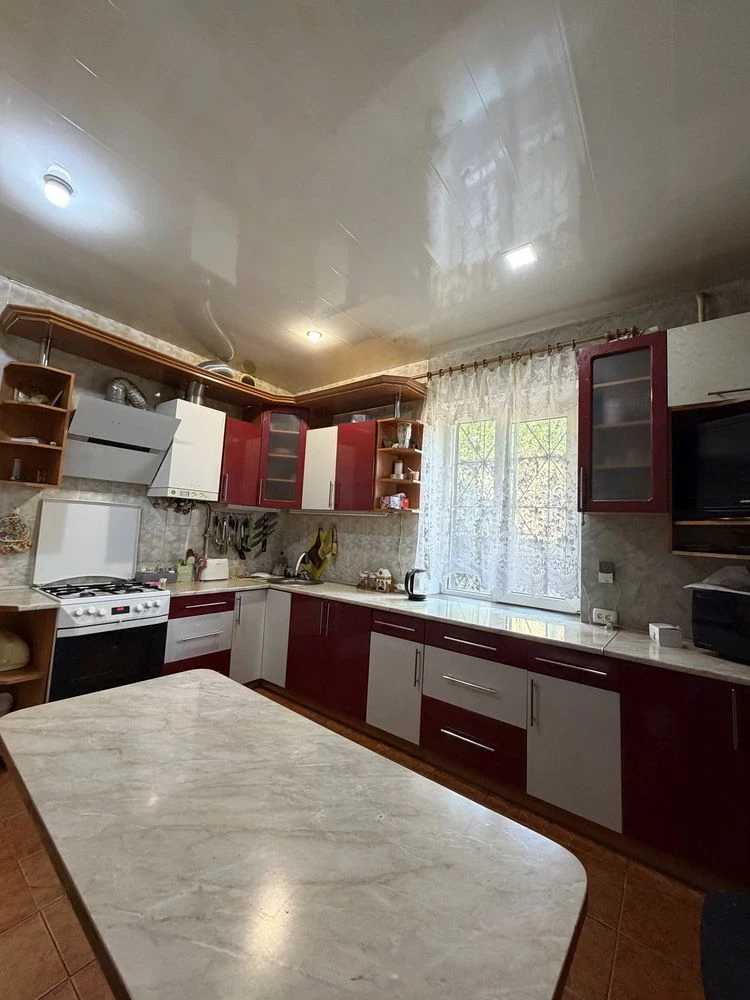 Продам дом с гаражом Центр