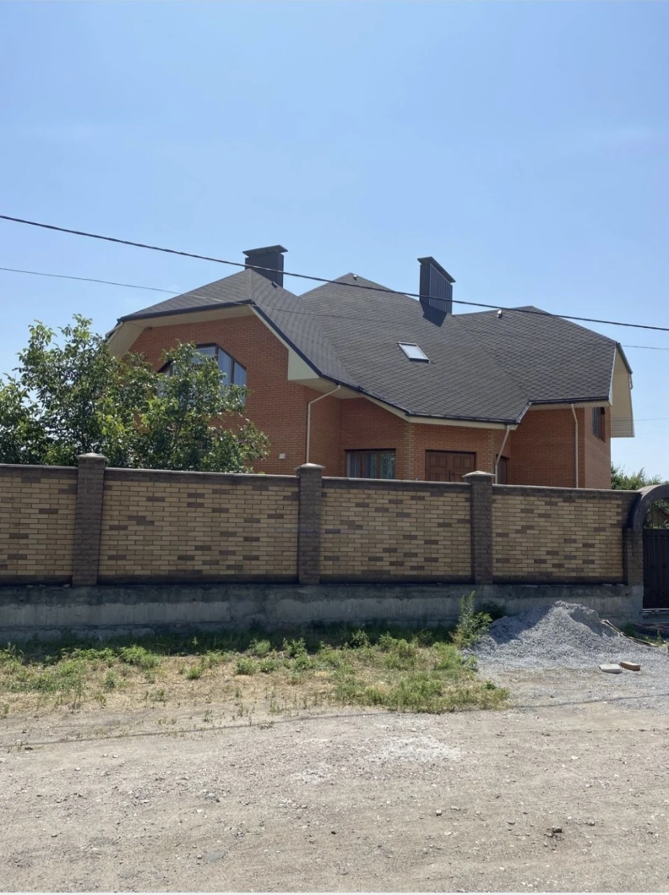 Продається двоповерховый кирпичный дом
