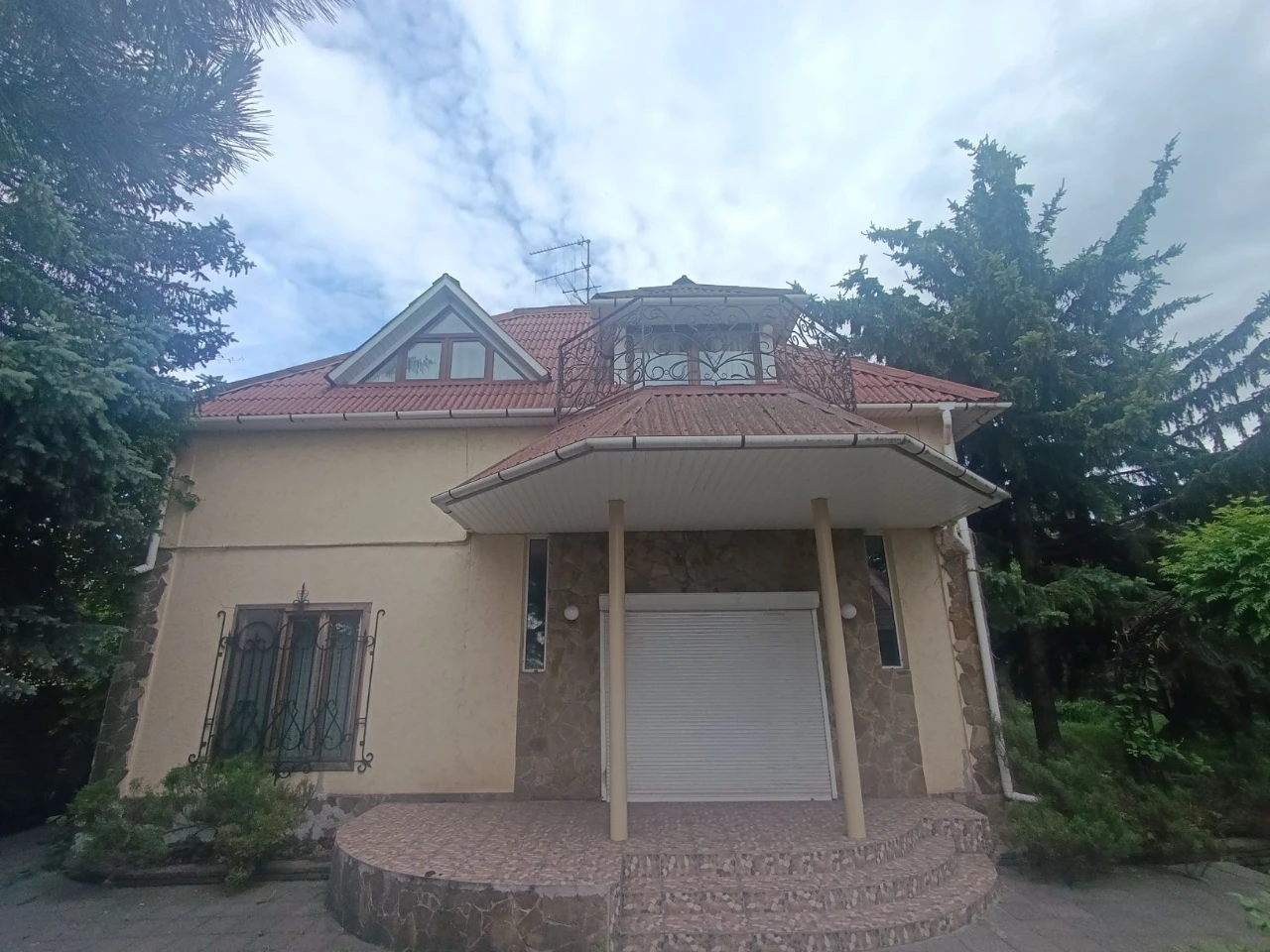 Продам будинок із басейном і ландшафтним дизайном!