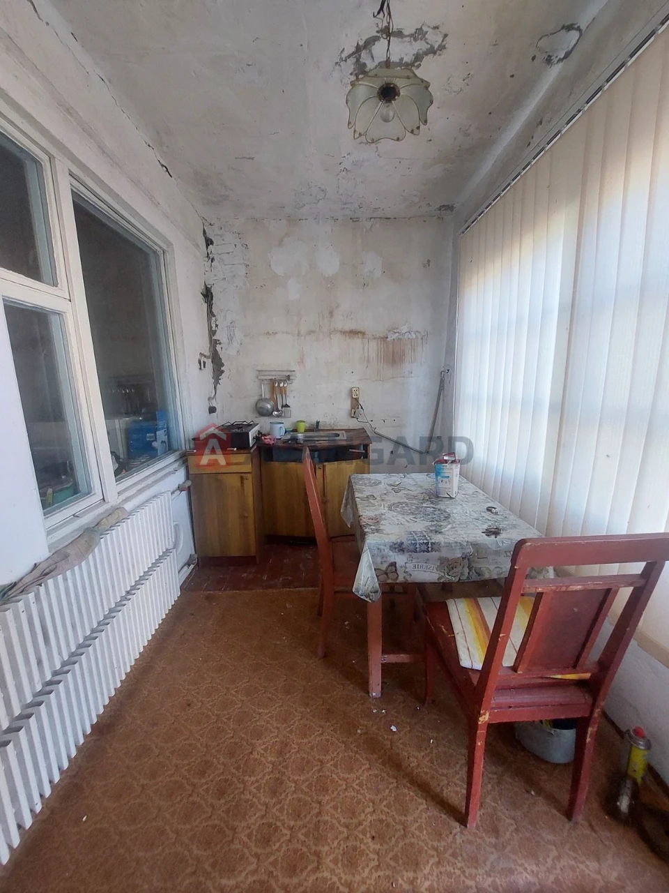 Садовий будинок біля лісу та річки
