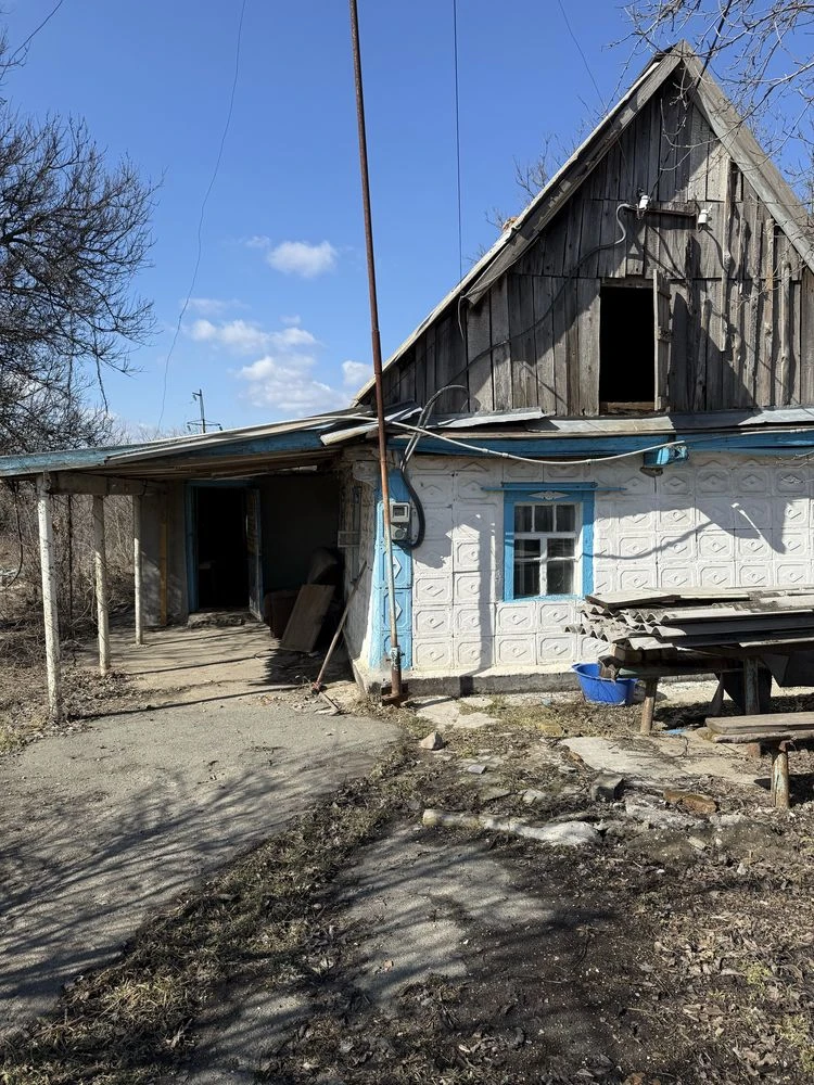 Продам  участок земли с домом !