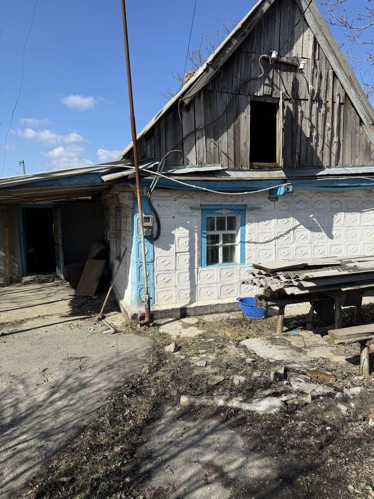 Продам  участок земли с домом !