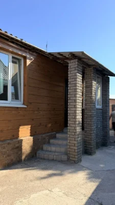 Продаж 4 кімнатного будинку з басейном та лазнею по вулиці Ю