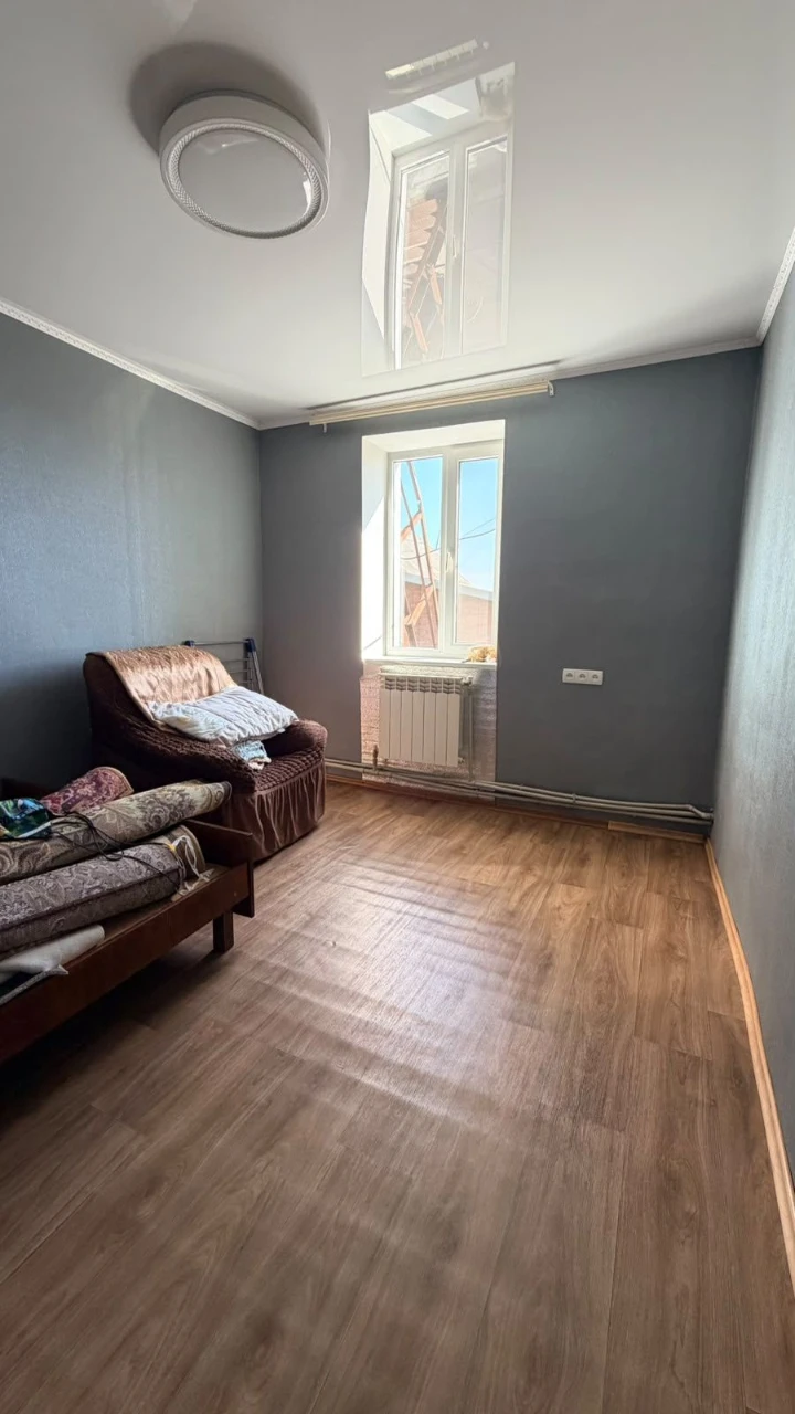 Продаж 4 кімнатного будинку з басейном та лазнею по вулиці Ю
