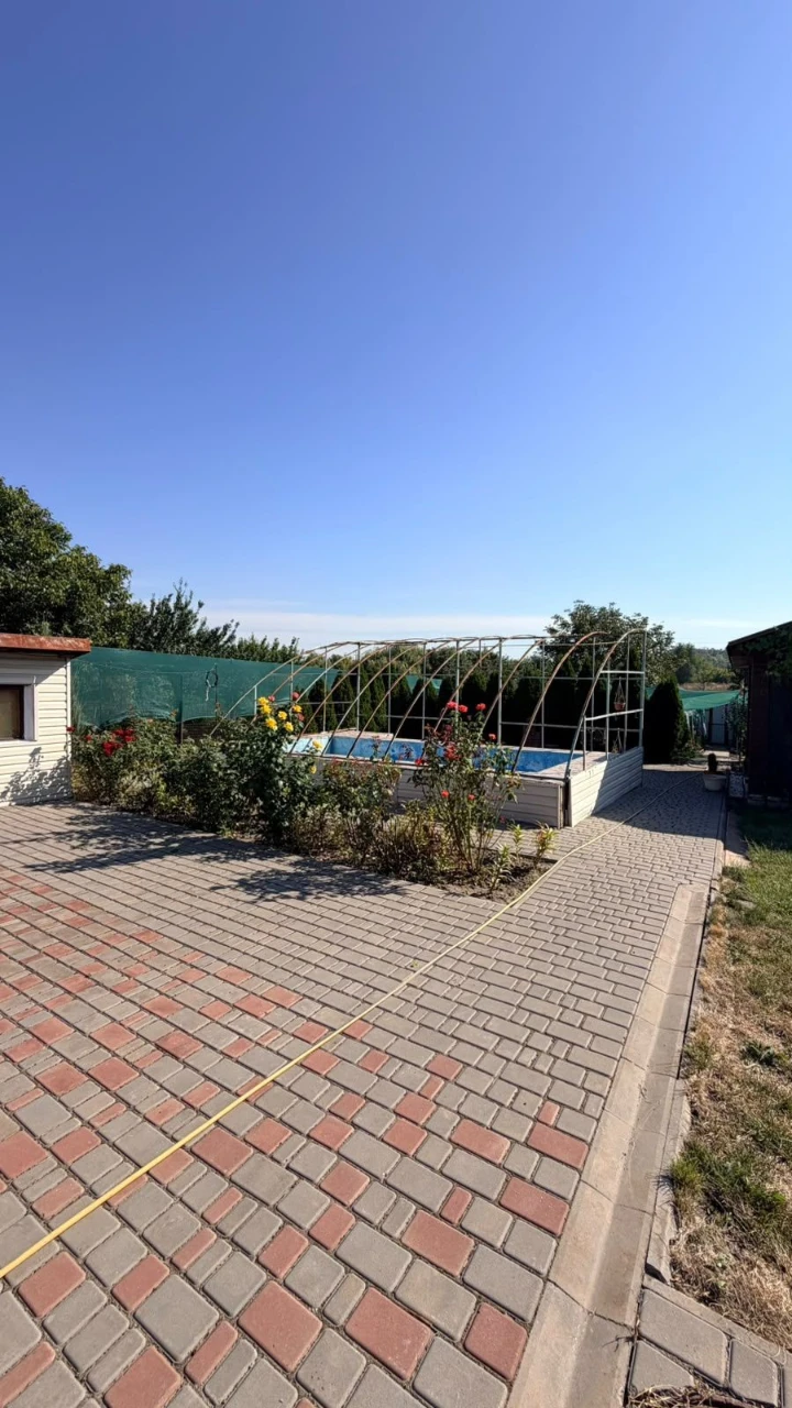 Продаж 4 кімнатного будинку з басейном та лазнею по вулиці Ю