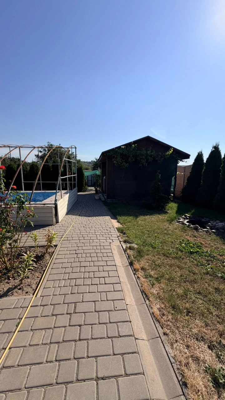 Продаж 4 кімнатного будинку з басейном та лазнею по вулиці Ю
