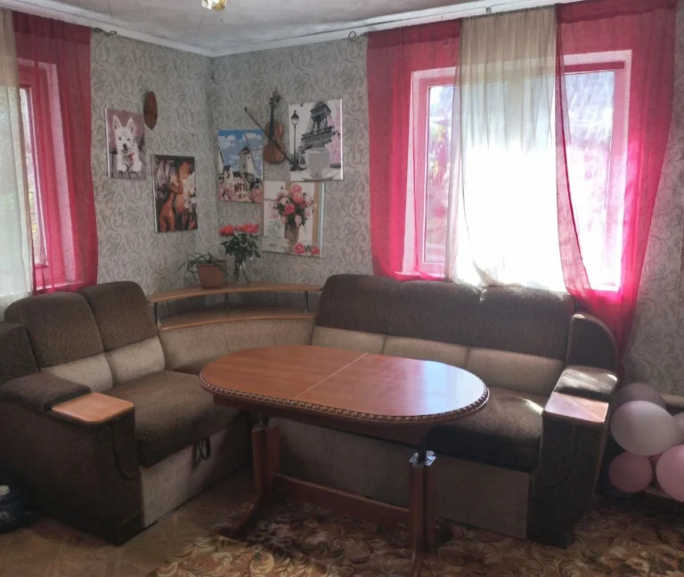 Продам 2 части дома с общим двором и участком 10 соток в Цен
