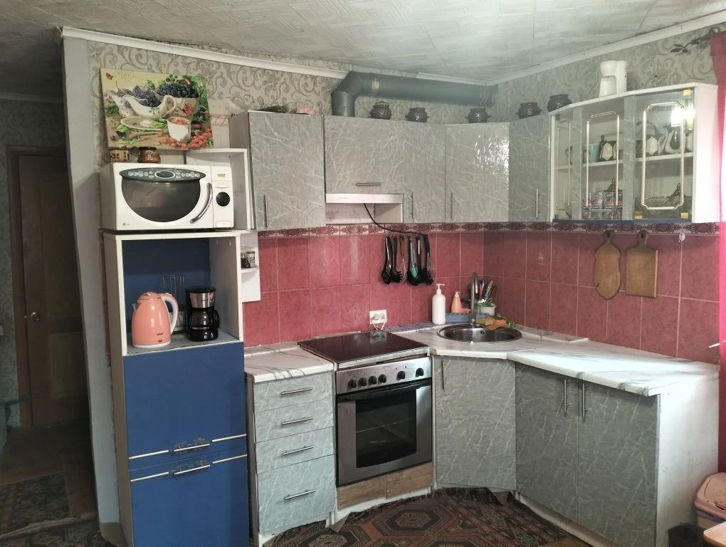 Продам 2 части дома с общим двором и участком 10 соток в Цен