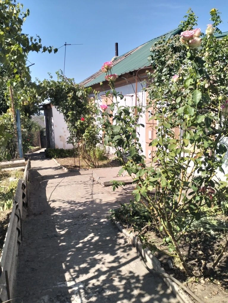 Продам 2 части дома с общим двором и участком 10 соток в Цен