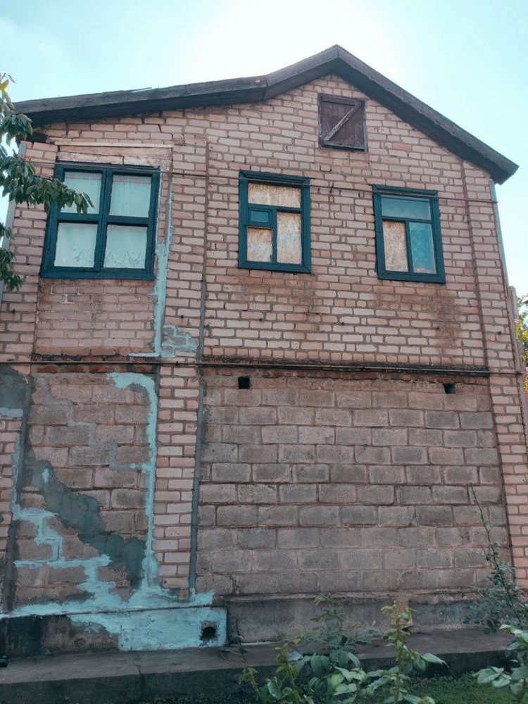 Brick 2-story cottage for sale in the city center.