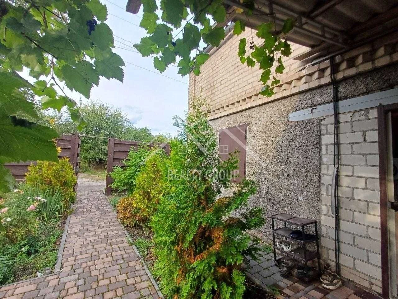 Sale of a plot with heating, furniture, equipment and cable internet