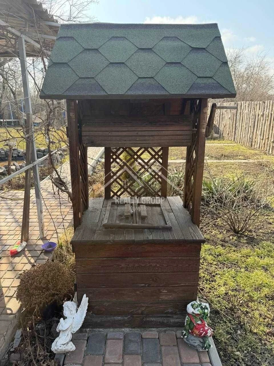 Sale of a plot with heating, furniture, equipment and cable internet