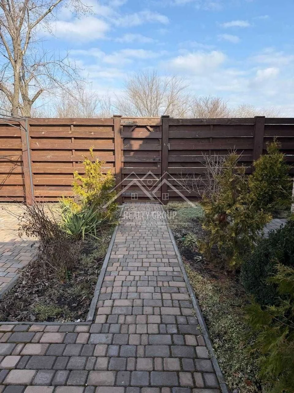 Sale of a plot with heating, furniture, equipment and cable internet