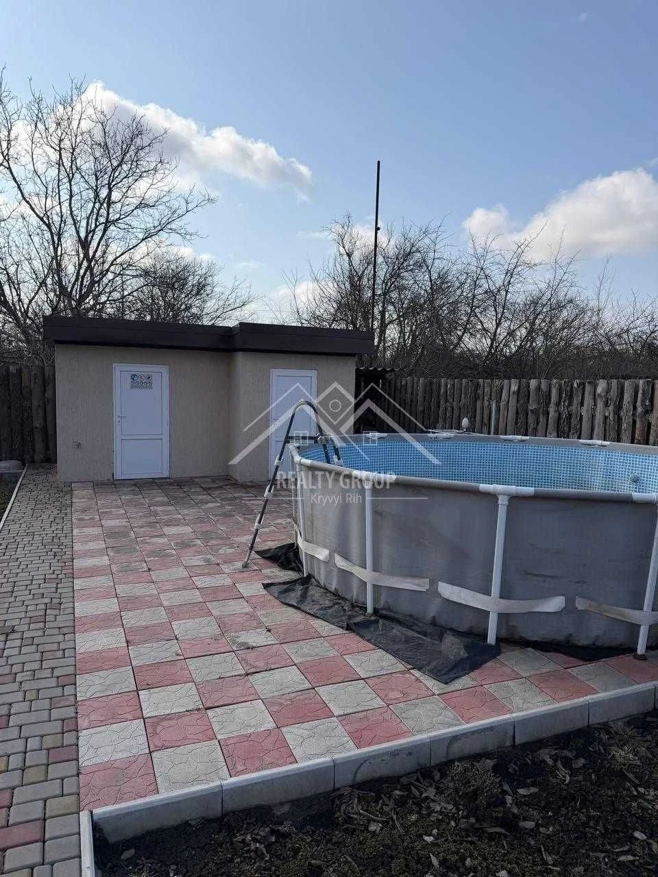 Sale of a plot with heating, furniture, equipment and cable internet