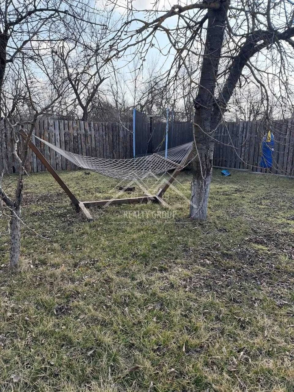 Sale of a plot with heating, furniture, equipment and cable internet