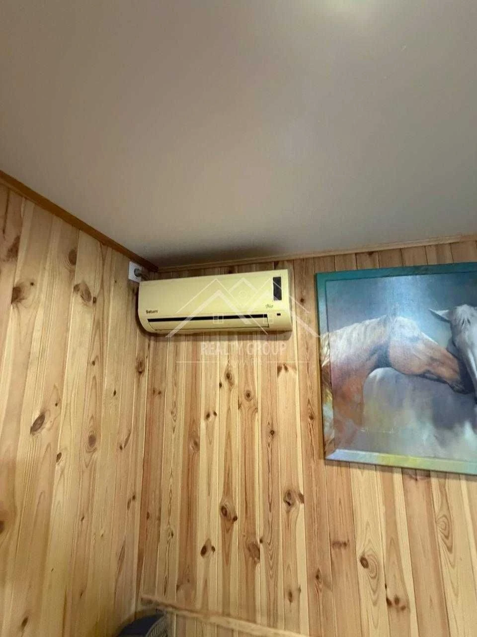 Sale of a plot with heating, furniture, equipment and cable internet