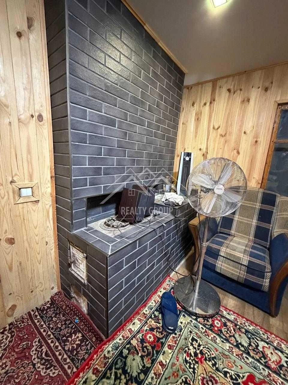 Sale of a plot with heating, furniture, equipment and cable internet