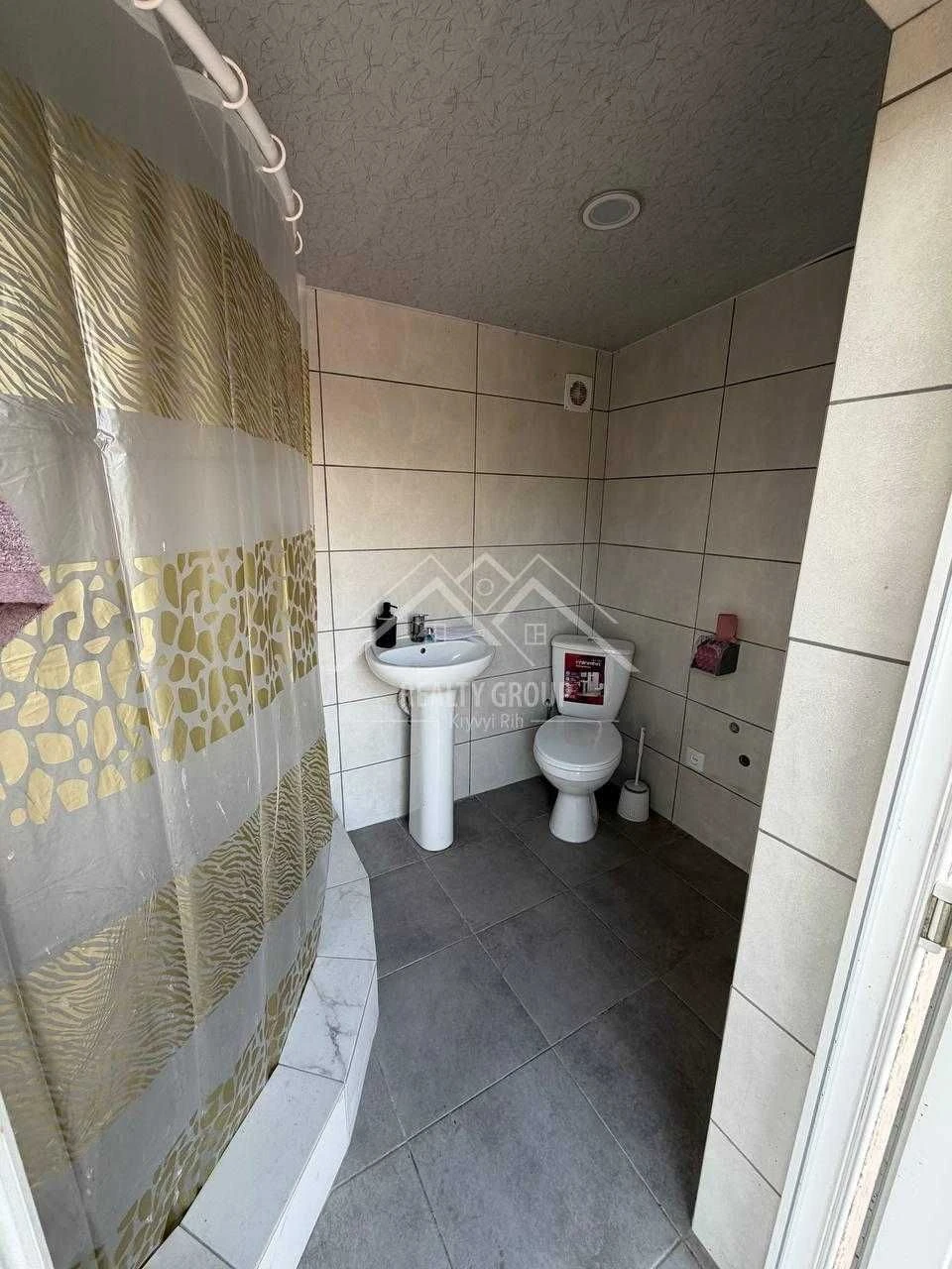 Sale of a plot with heating, furniture, equipment and cable internet