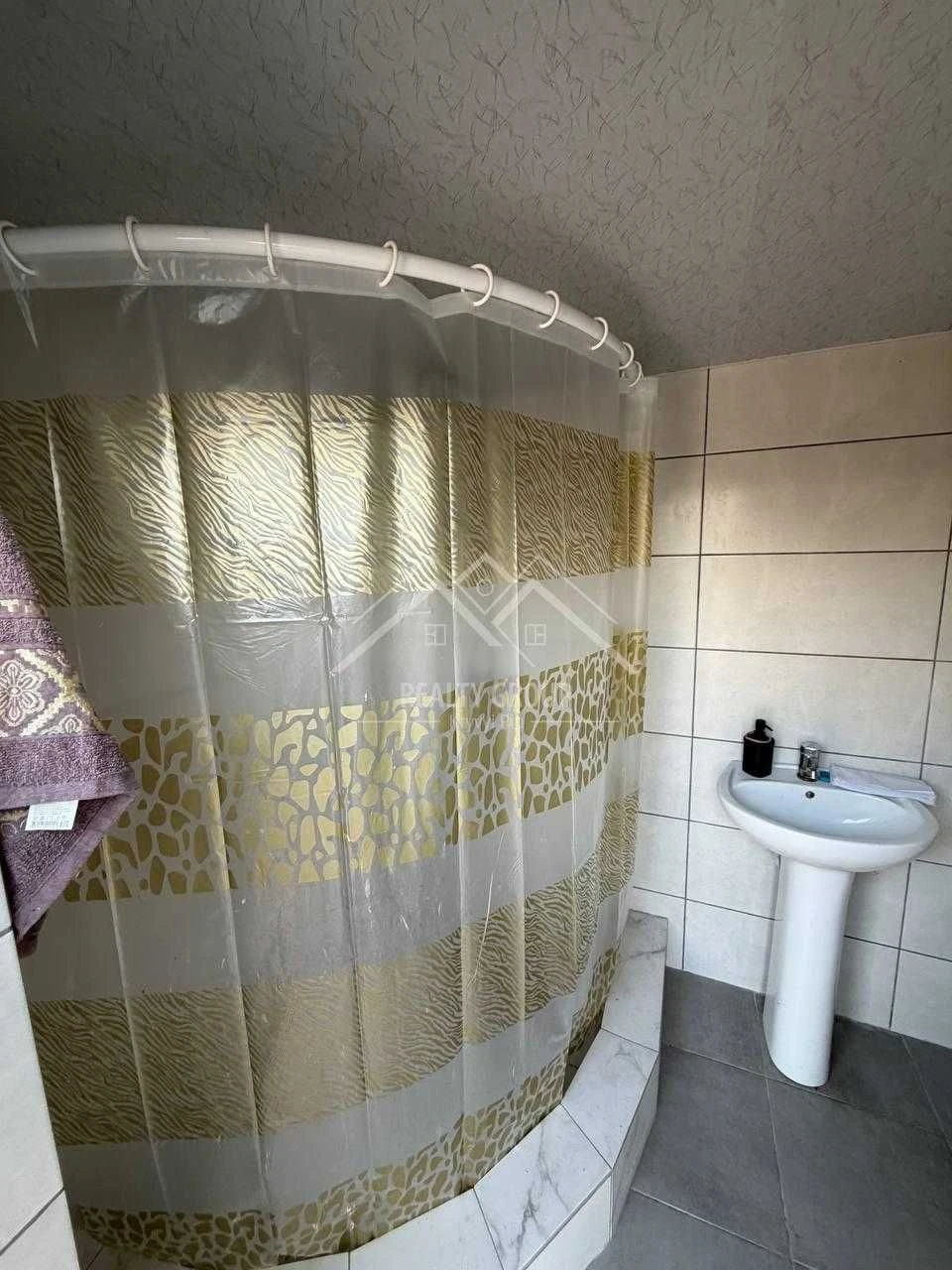 Sale of a plot with heating, furniture, equipment and cable internet