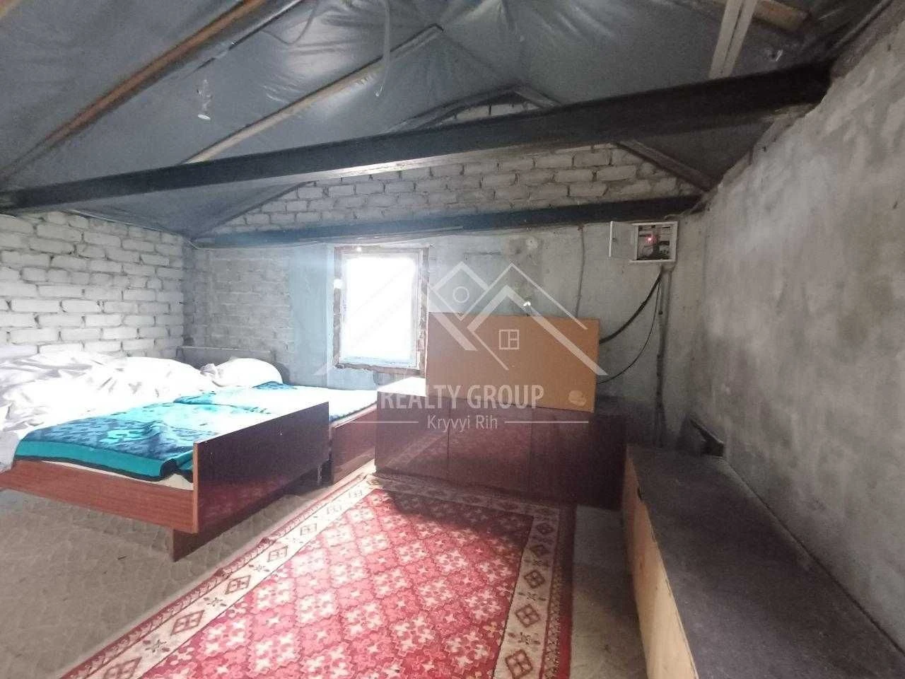 Sale of a plot with heating, furniture, equipment and cable internet