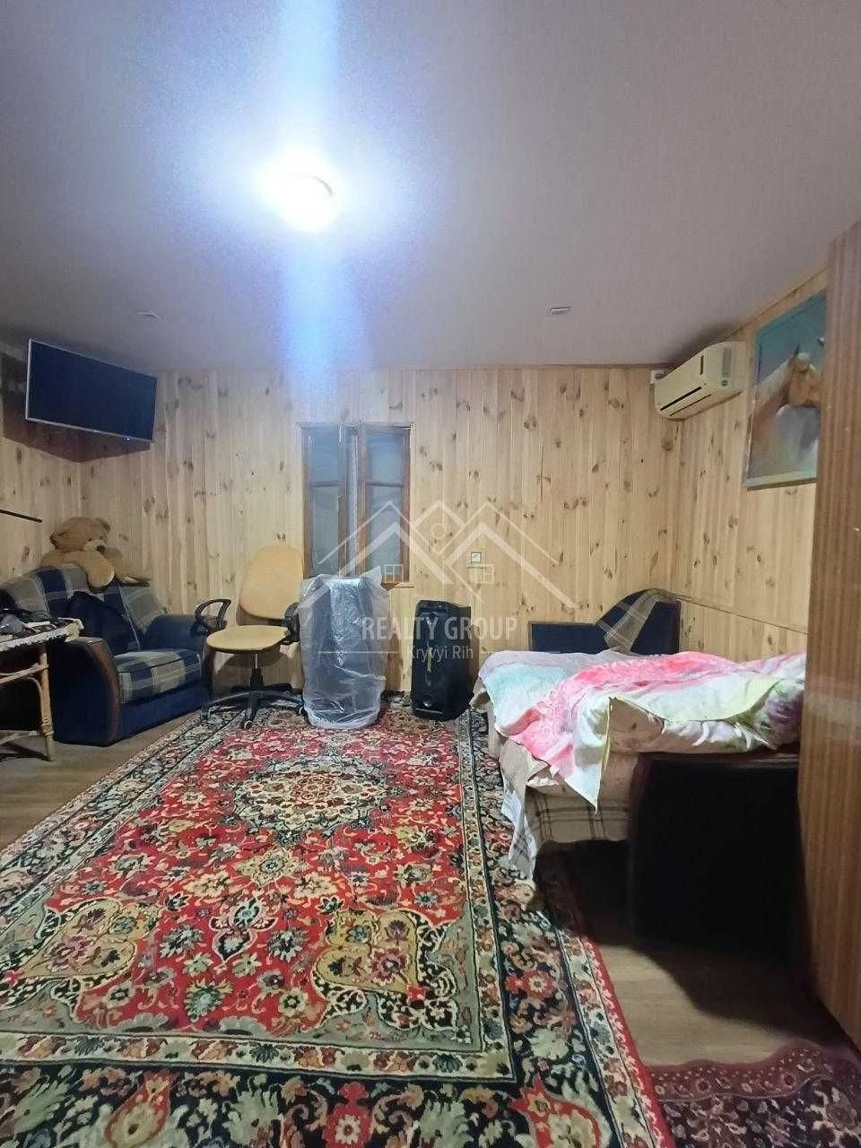 Sale of a plot with heating, furniture, equipment and cable internet