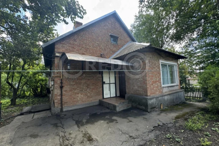Sale of property with a large plot.