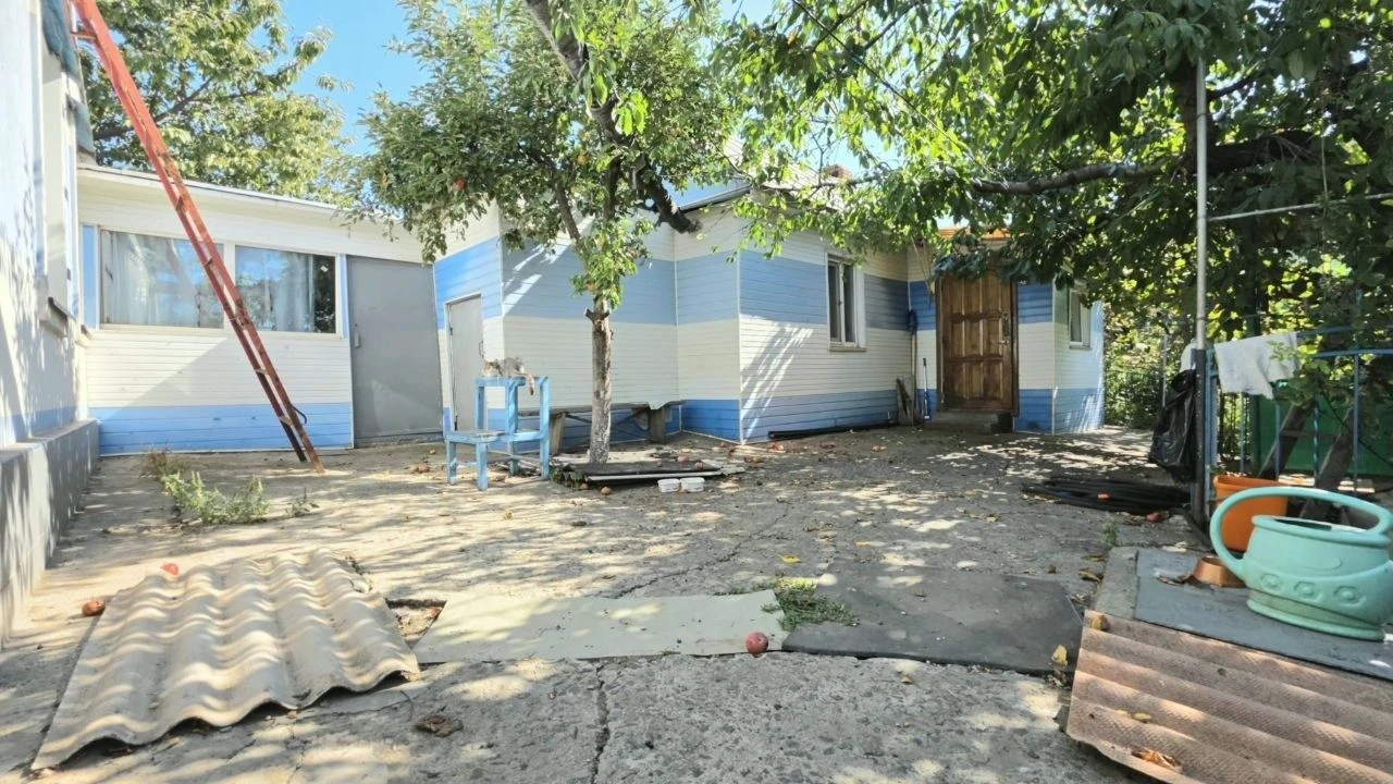 DETACHED HOUSE WITH GARAGE, residential complex and garden in Bozhedar