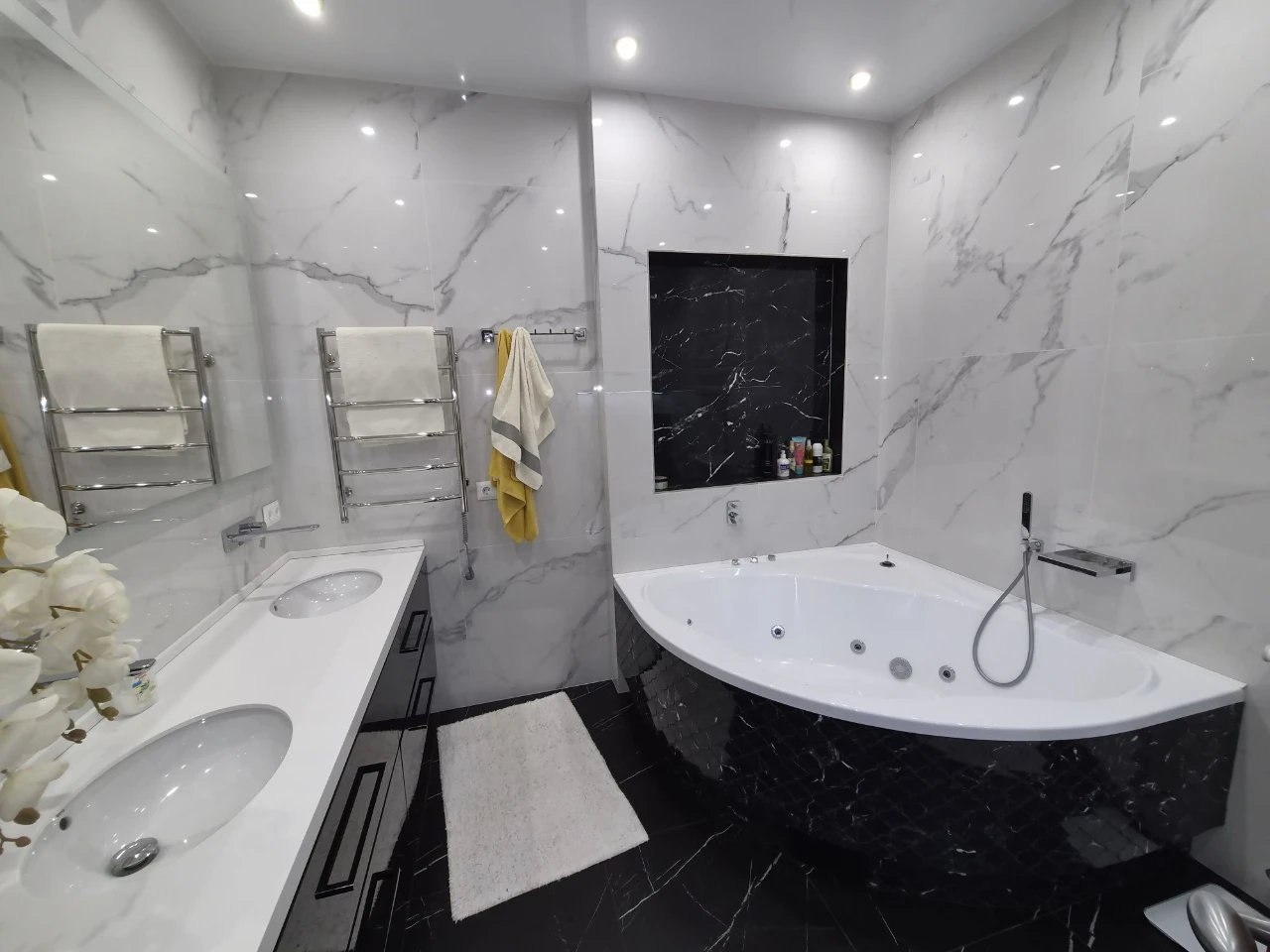 House for Sale. Top Offer. Renovation. Center. Park Zone
