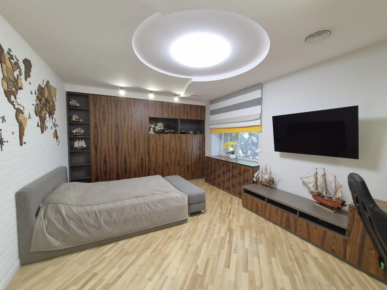 House for Sale. Top Offer. Renovation. Center. Park Zone