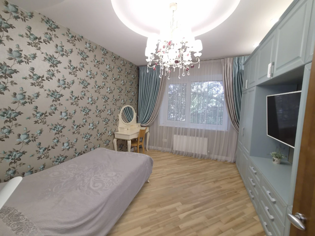 House for Sale. Top Offer. Renovation. Center. Park Zone