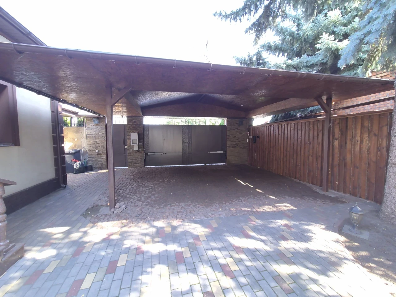 House for Sale. Top Offer. Renovation. Center. Park Zone