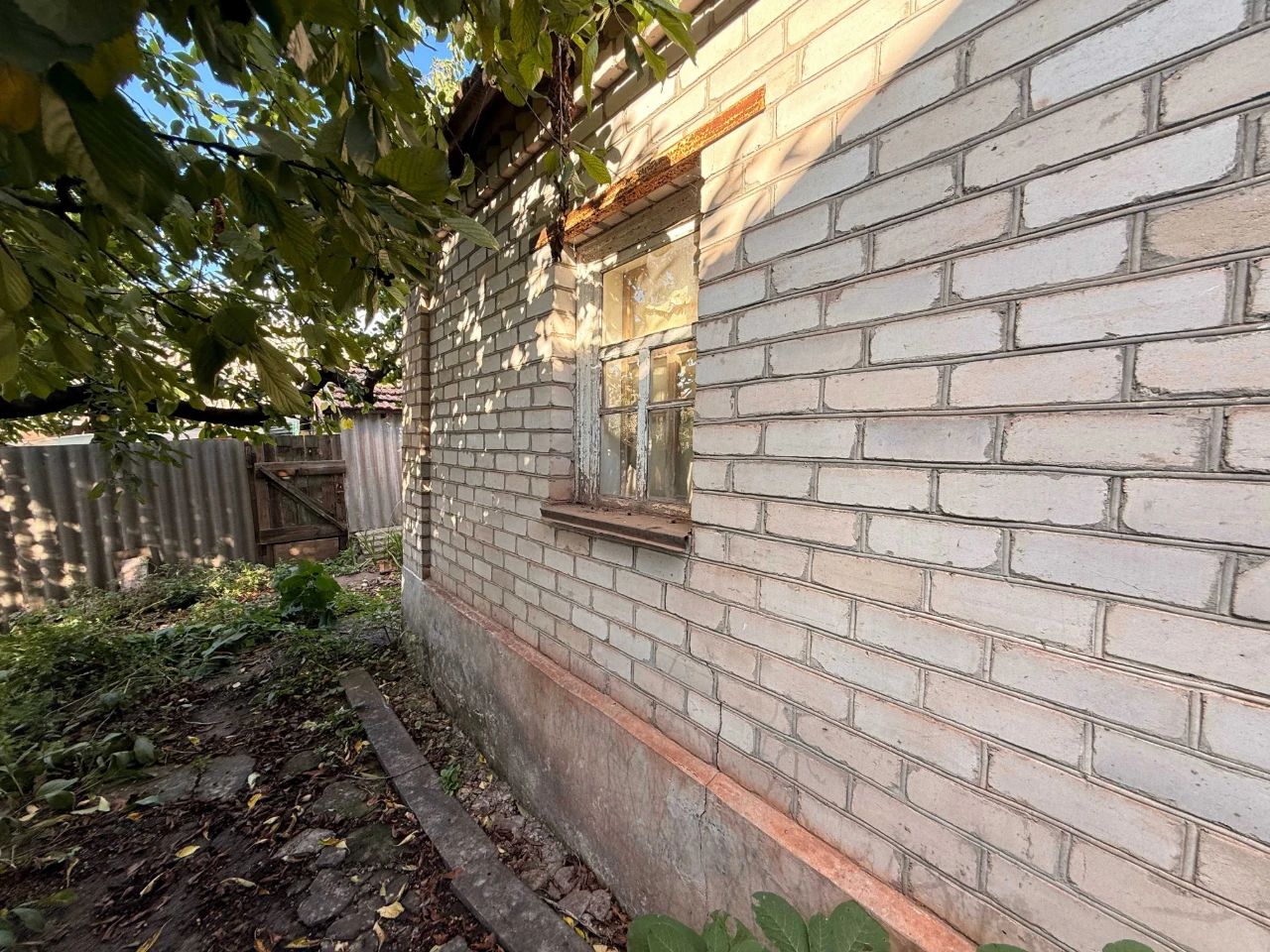 Land with House at 120 Taras Avenue (