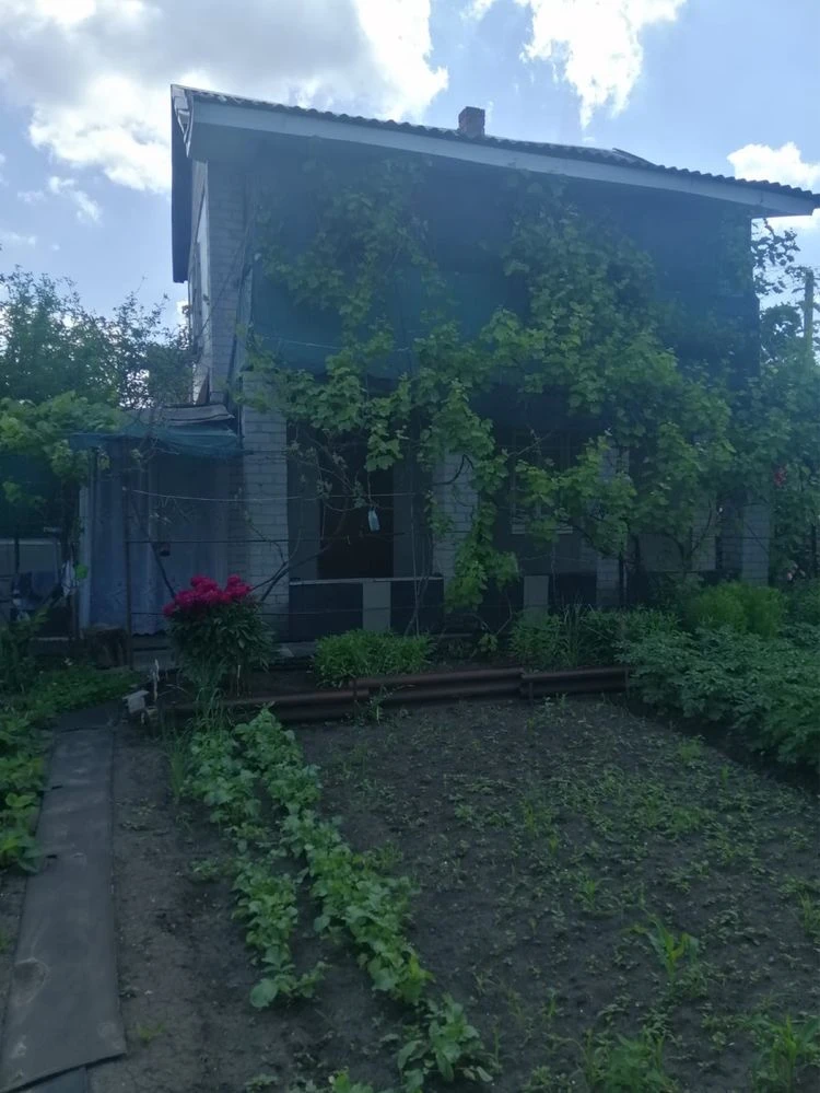 Продається дачна ділянка з будинком