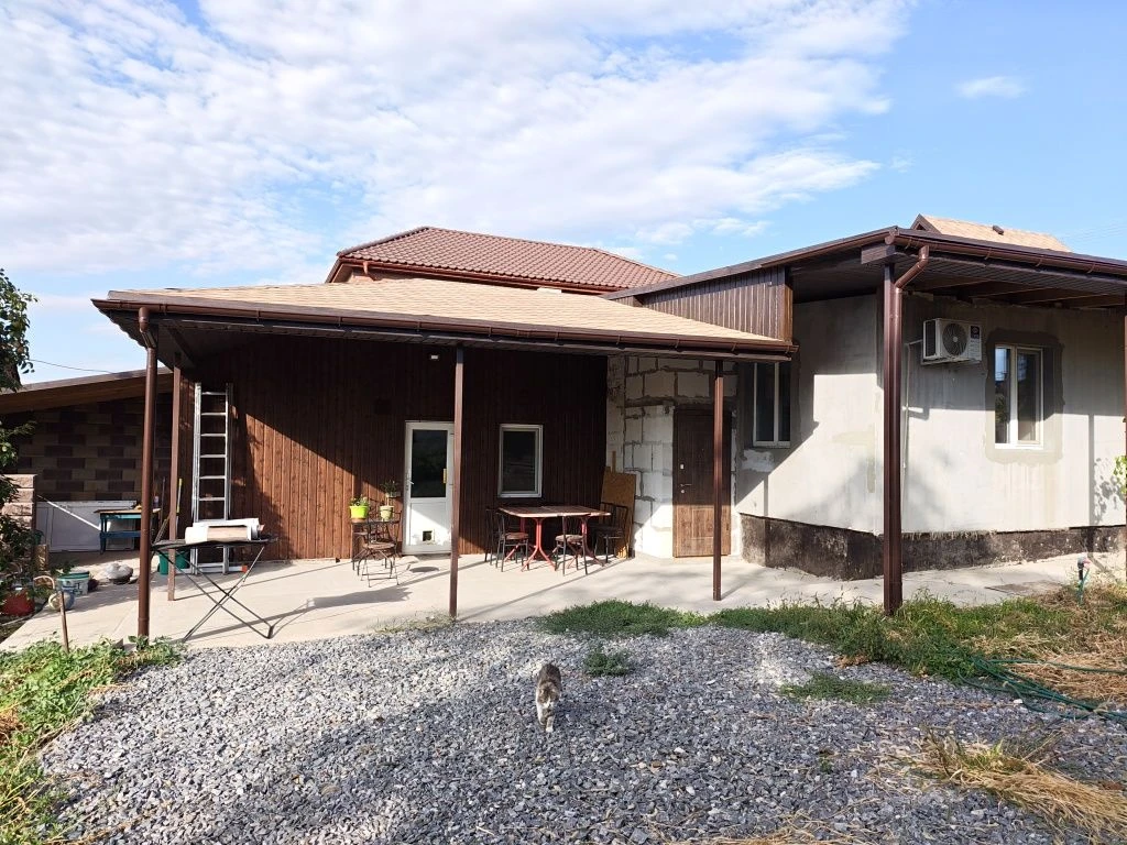 House for sale: 130 square meters with generator and perfect layout.
