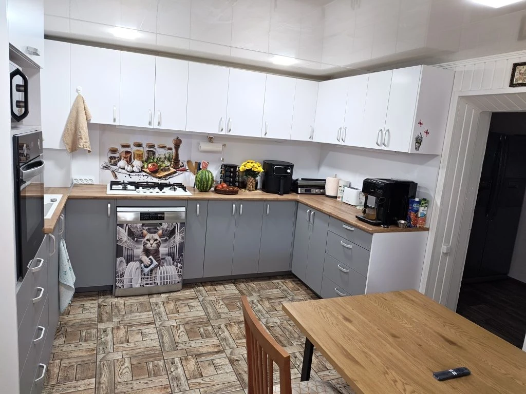 House for sale: 130 square meters with generator and perfect layout.